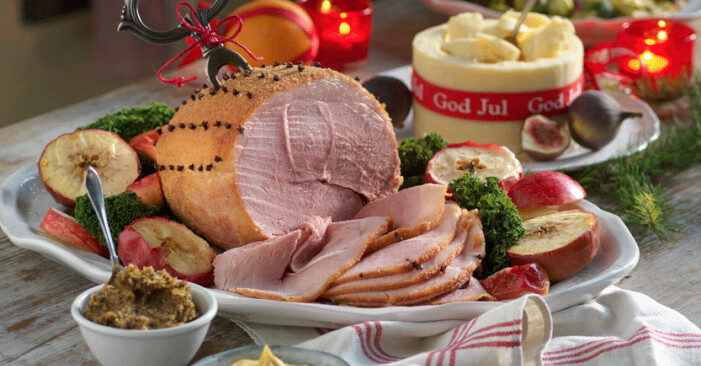 Julbord med julskinka och tillbehör