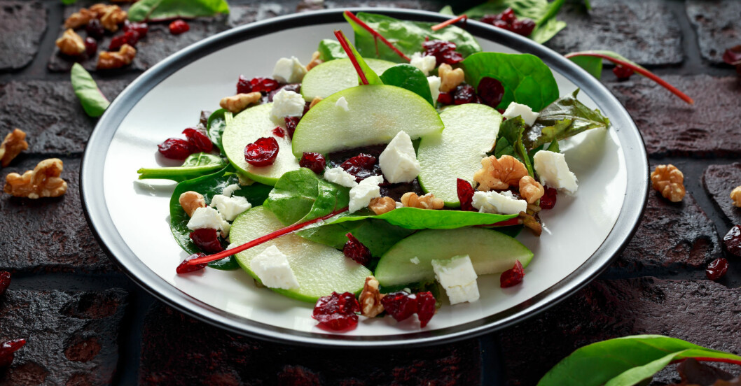 Krispig julsallad med härlig syra från äpplet och fetaosten. Julsallad med äpple och feta.