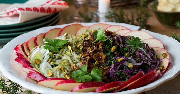 Julsallad med grönkål och rödkål och äpple.