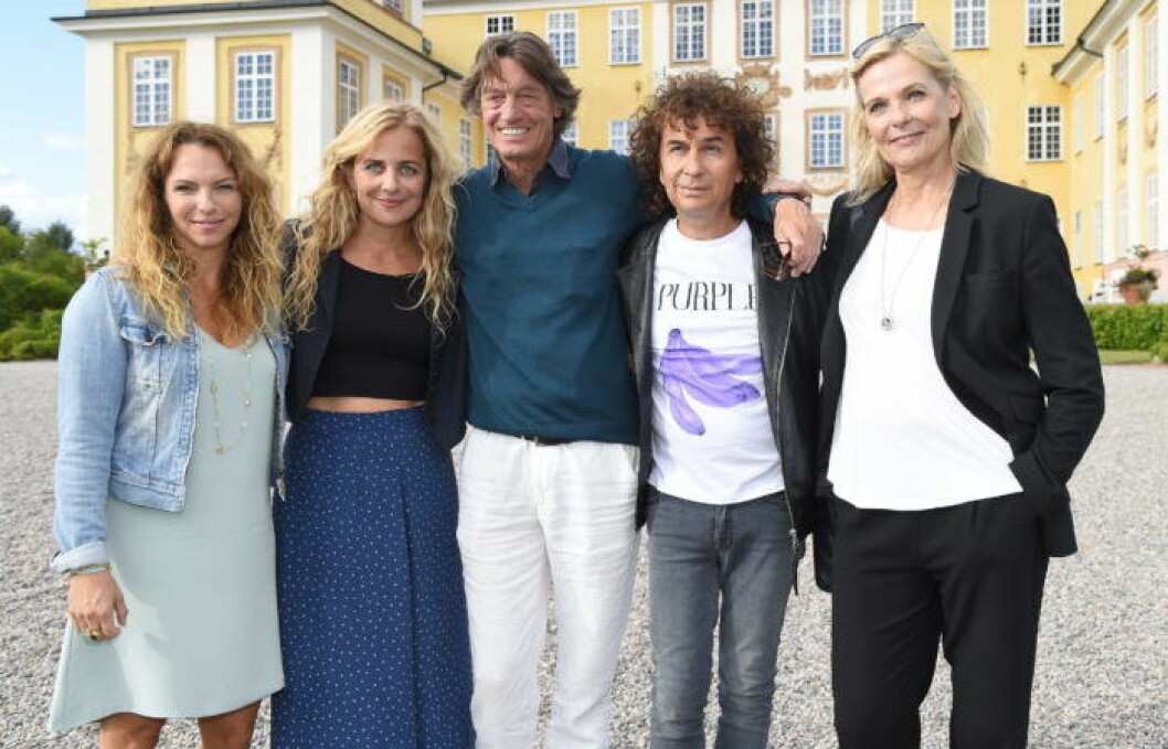 Sofia Ledarp, Lia Boysen, Johannes Brost, Magnus Uggla och Gunnel Fred på Ericsbergs slott. Foto: Karin Törnblom / IBL Stjärnorna på Slottet