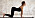 Kvinna som utför yoga, katt-ko positionen med svank.