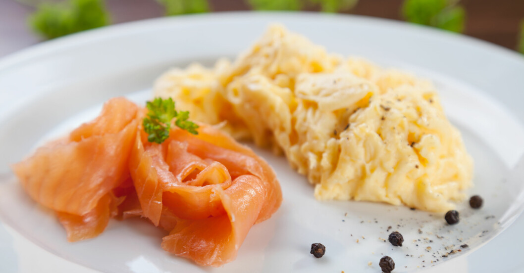 Om du äter keto kan du till exempel äta äggröra och lax till frukost