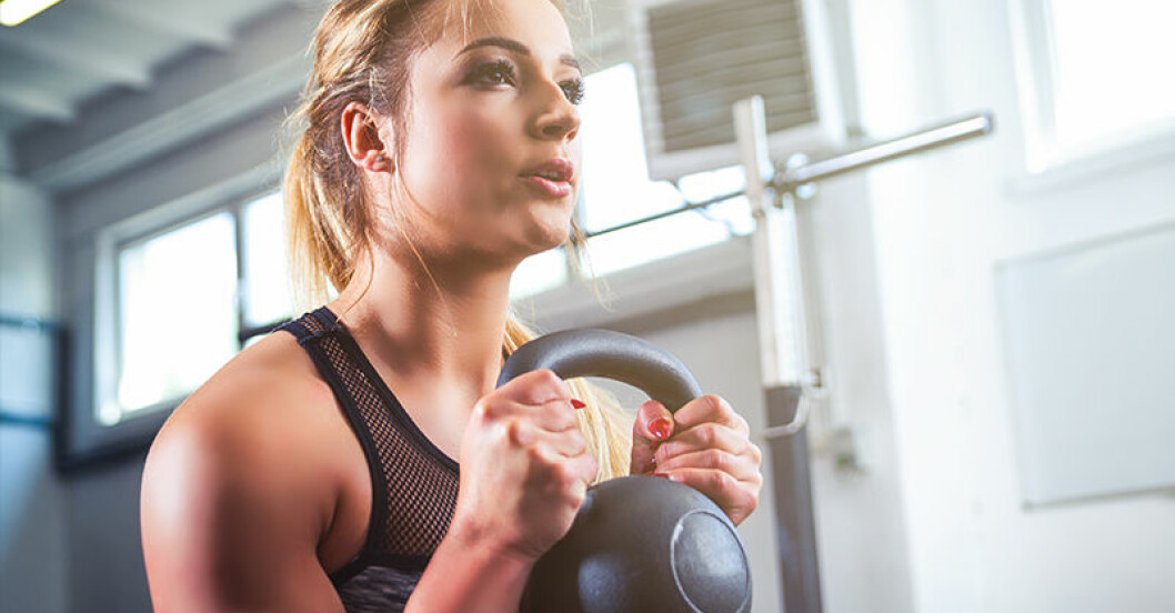 kvinna tränar med kettlebell