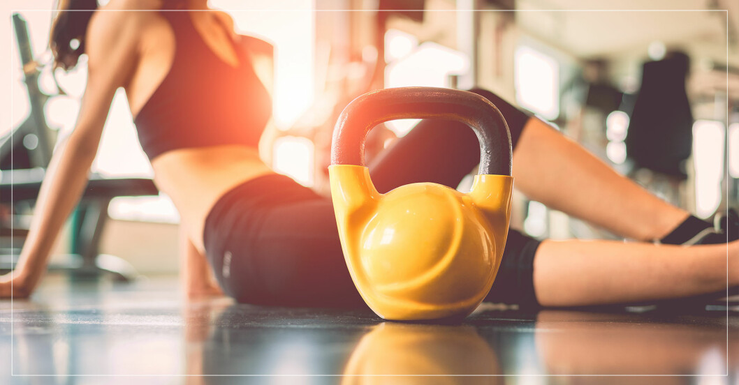 kvinna laddar för att göra kettlebell-övningar