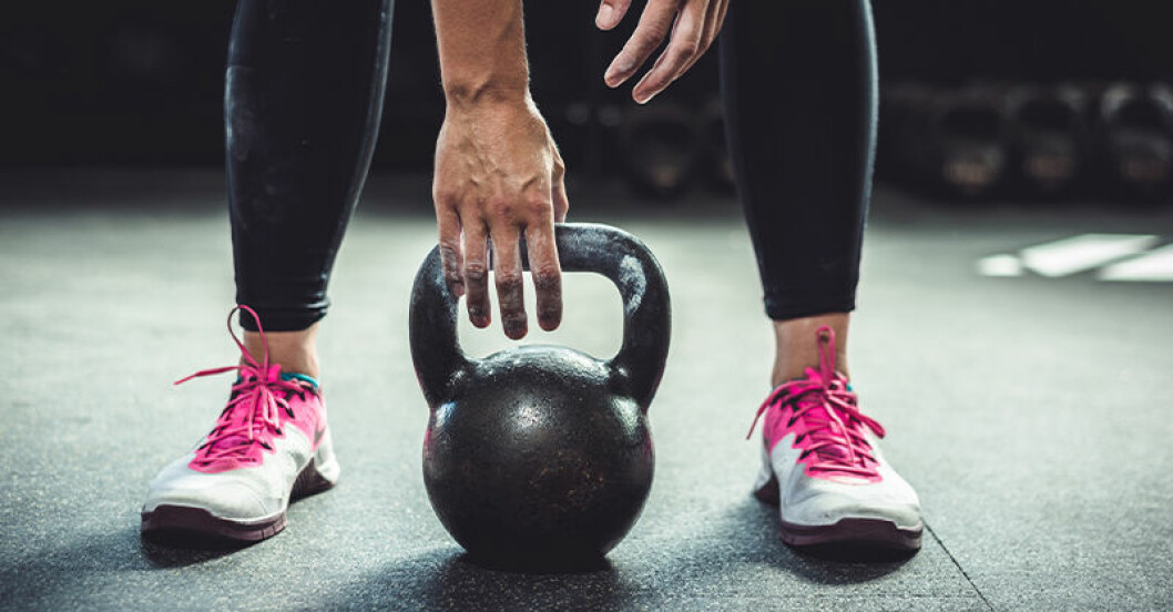 kvinna tränar med kettlebell