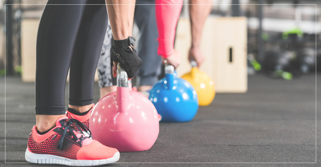Kvinna tränar med kettlebell och försöker välja rätt vikt
