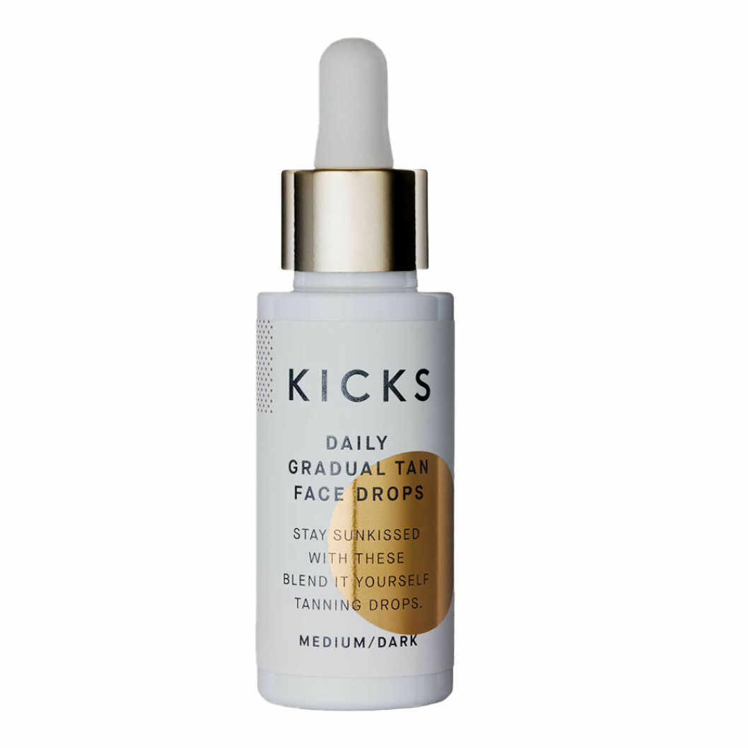 Kicks Beauty, Daily gradual tan face drops medium/dark, 30 ml. <a href="https://track.adtraction.com/t/t?a=1179647808&as=1213658115&t=2&tk=1&url=https://www.kicks.se/kicks-beauty/hudvard/ansiktsvard/brun-utan-sol/daily-gradual-tan-face-drops-mediumdark-30-ml" target="_blank" rel="noopener">Här kan du köpa den</a>. Kicks brun utan sol för ansiktet
