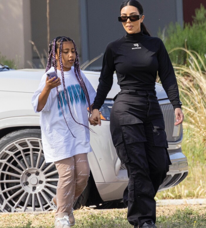 Ja, man undrar om dottern North West blev glad för jackan, eller hur? Här med mamma Kim. Kim Kardashian med dottern North West