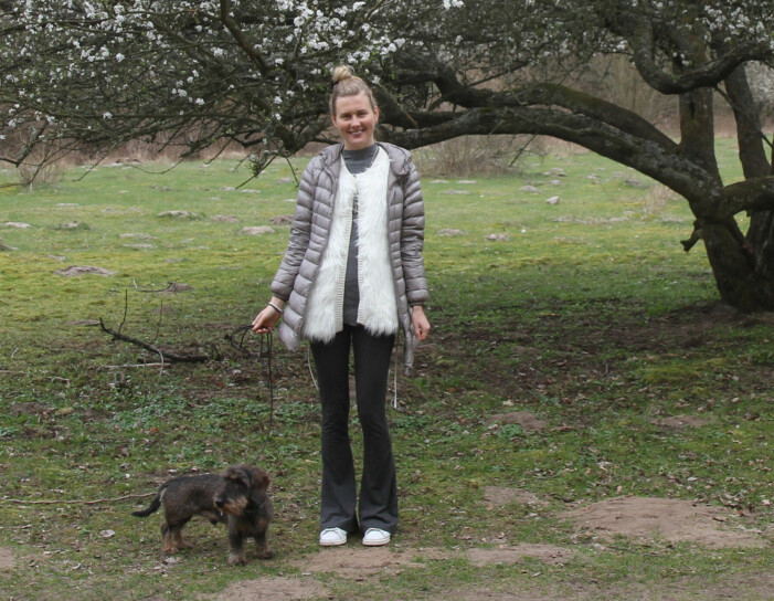 Som 23-åring fick Kitty sin första psykos. Kitty som håller i en hund.