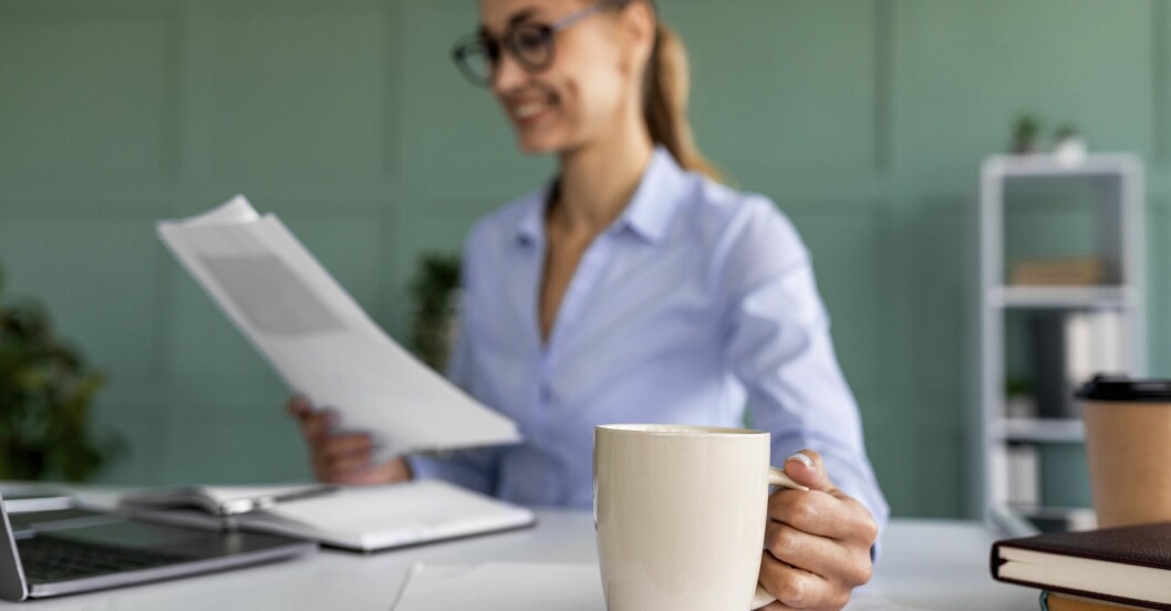 kvinna dricker kaffe