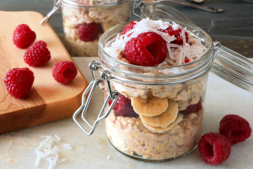 Overnight oats med kokos och frukt.