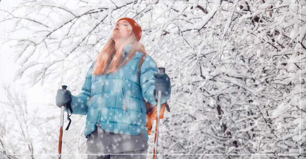 Kvinna som tar ett djupt andetag utomhus i snön.