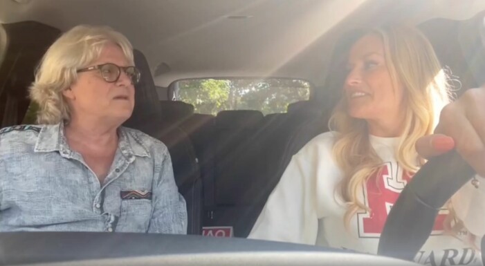 Laila Bagge i bilen med sin gamla körskollärare Peter. Foto: Instagram/@lailabagge. Laila Bagge med sin gamla körskollärare Peter