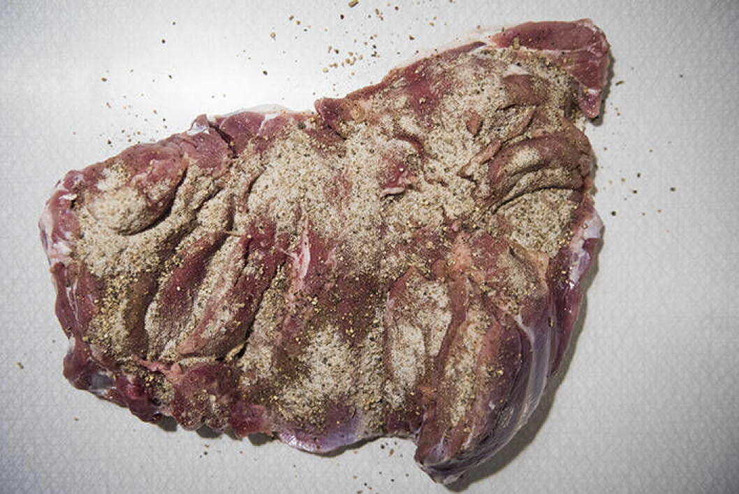 Det rimmade och fläkta lårets insida putsas och gnids in med kryddblandningen. Vi benade ur helt och hållet. Det rimmade och fläkta lårets insida putsas och gnids in med kryddblandningen.