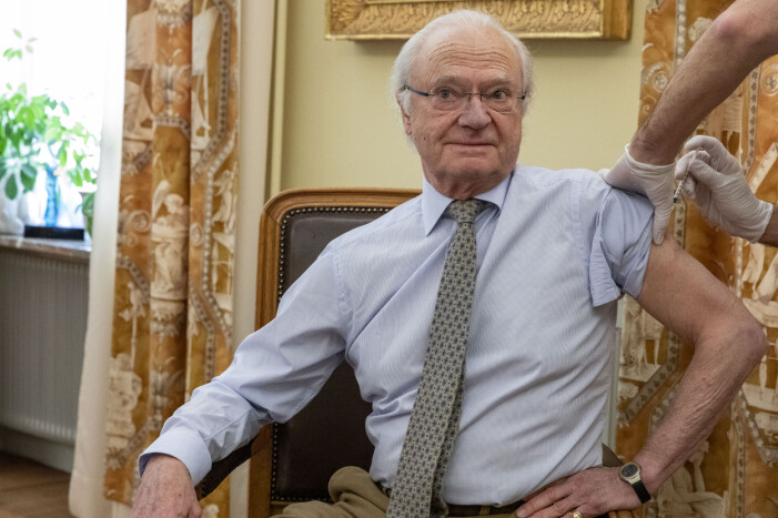 Kung Carl Gustaf får första dosen av coronavaccinet.