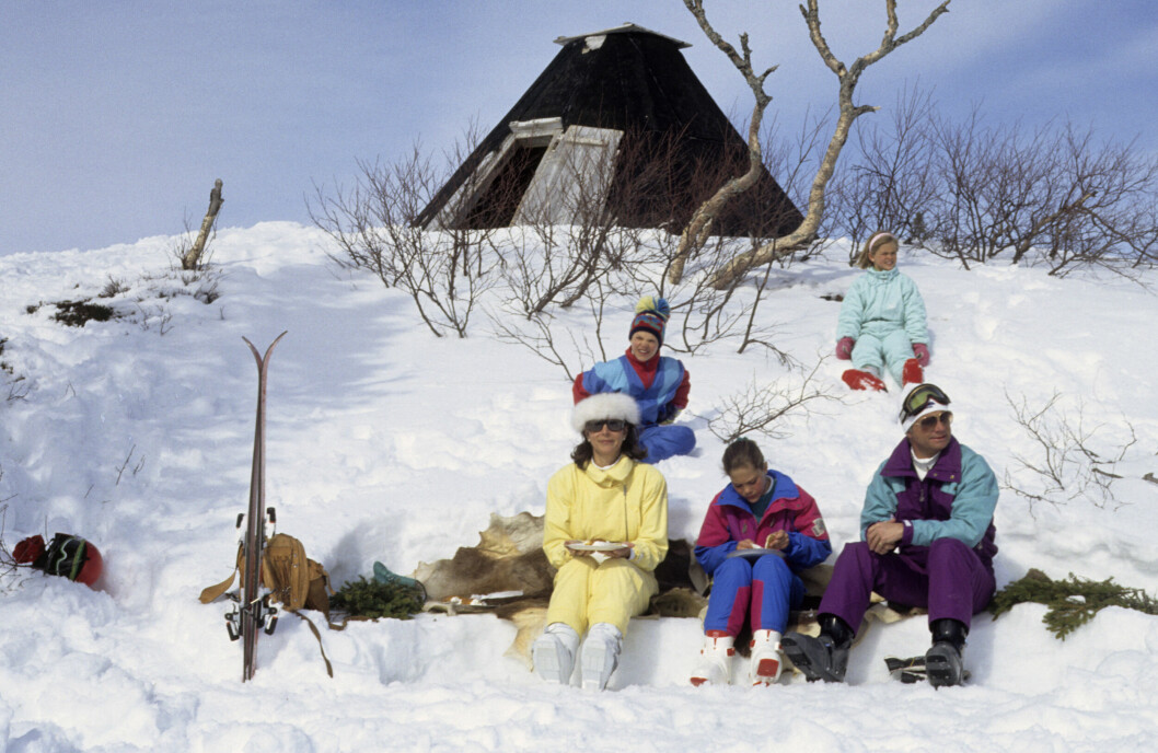 Nåväl, året är 1990 just här – men kungafamiljens kläder på skidresan platsar även i 80-talet. kungafamiljen skdiresa