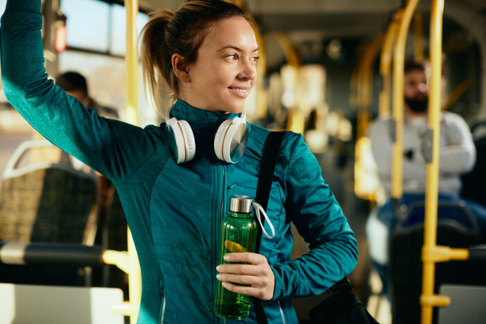 Fånga stunderna i vardagen. En stunds lugn andning och närvaro hjälper dig att acceptera och uppskatta livet som det är. Kvinna på buss