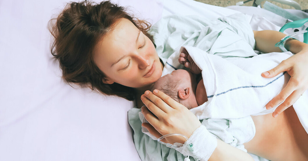 Nybliven mamma får hålla sitt barn efter förlossningen