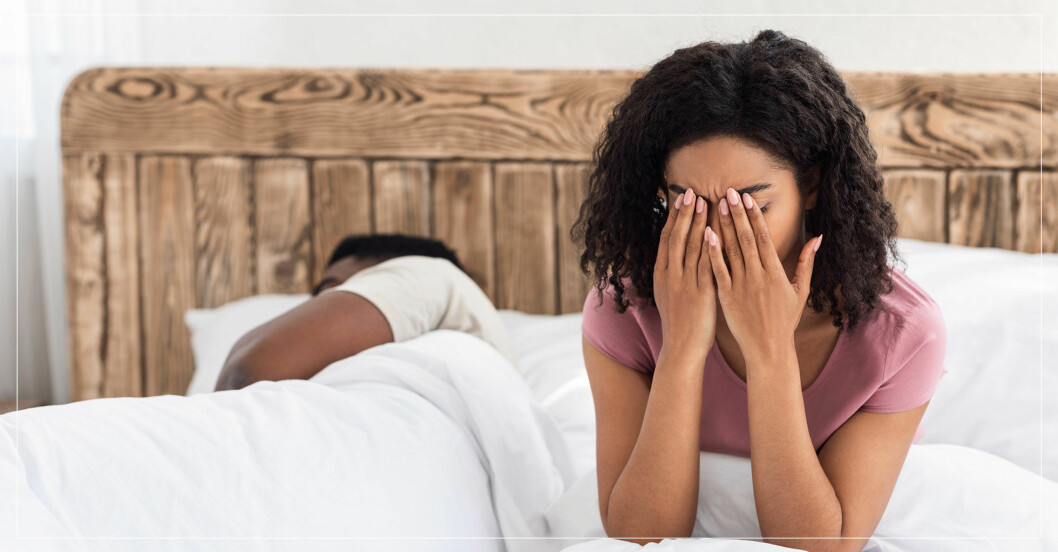 Kvinna kan inte sova medan partner ligger bredvid i sängen.