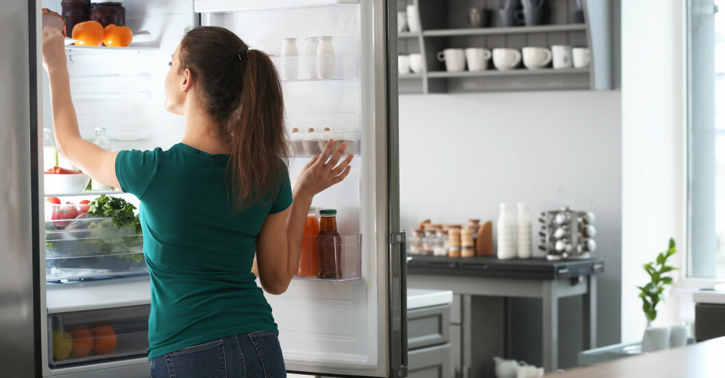 Är du hungrig eller är det något annat? Kvinna vid kylskåp