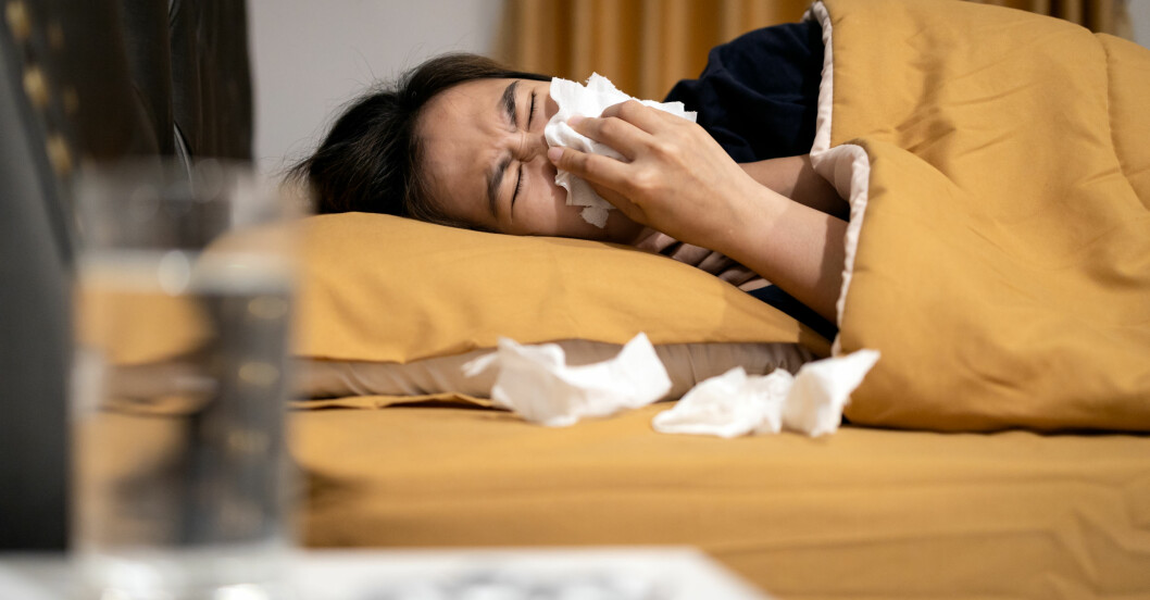 Kvinna ligger sjuk i antingen influensa eller corona