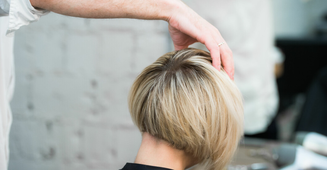 Kvinna med blond staplad bob.
