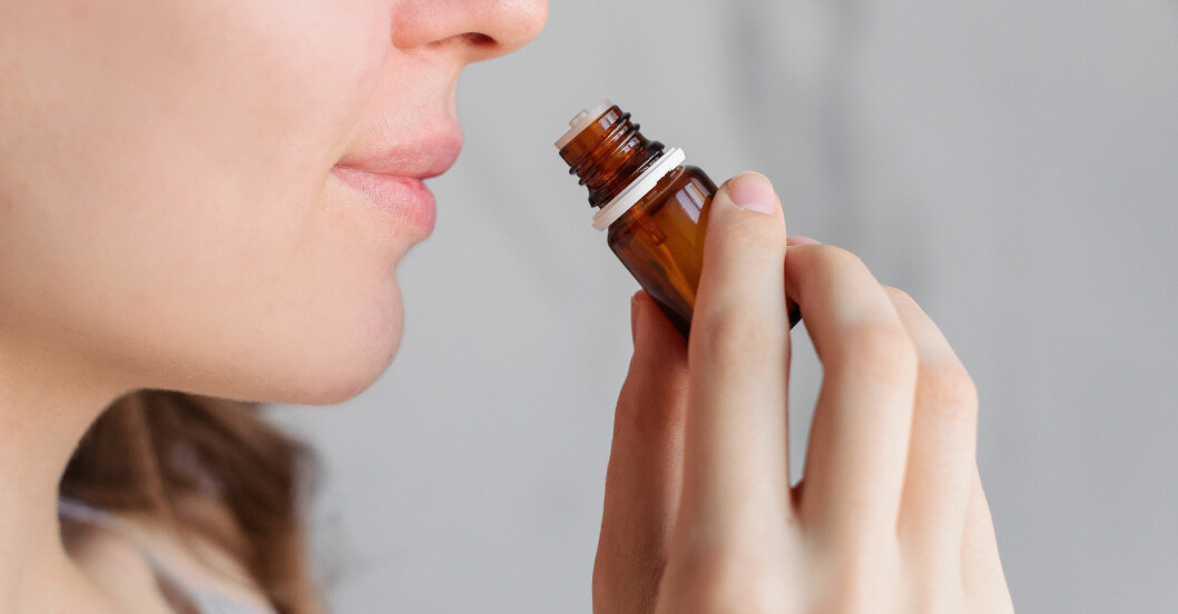 kvinna övar upp luktsinne