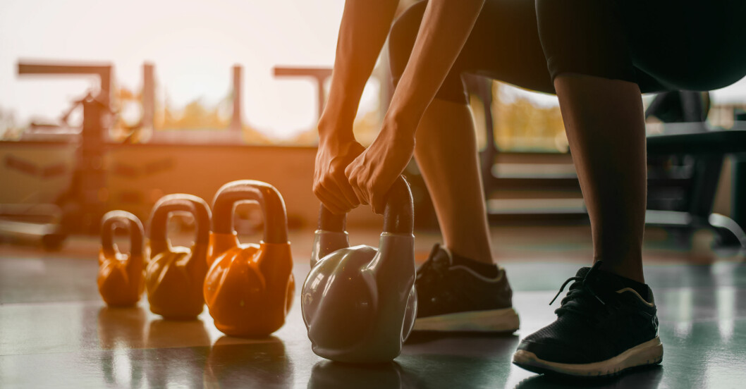 Välj inte för tunga vikter – tänk framför allt på att få till bra teknik. Kvinna tränar med kettlebells-vikter