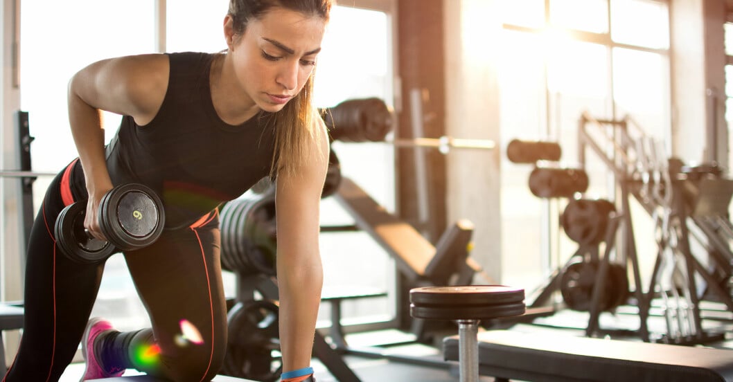 Kan man träna på gym trots corona? Vissa väljer att göra det trots myndigheternas avrådan. kvinna tränar på gym, trots corona