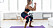 Kvinna tränar rumpa med gummiband/miniband