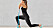Kvinna tränar rygg med gummiband