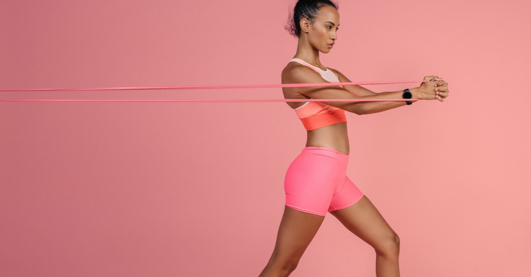 Kvinna tränar sneda magmusklerna med gummiband