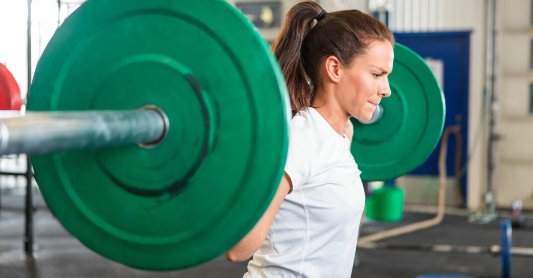 kvinna tränar varje dag på gymmet