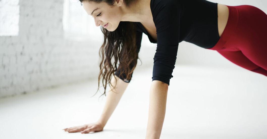 kvinna undviker träningsmisstag – tränar med kroppsvikt