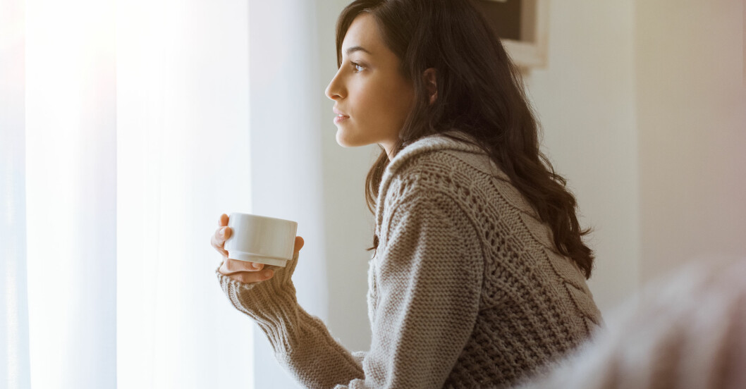 Motivation kommer ofta tillbaka om vi fortsätter göra – den kommer sällan av sig själv. kvinna väntar på att hitta ny motivation