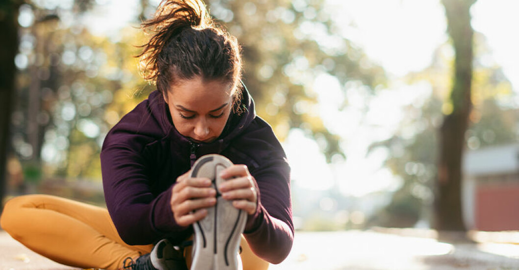 Värm gärna upp innan dina burpees, och varva ner i lugn och ro efteråt. Kvinna värmer upp innan burpee