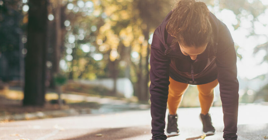 Man måste inte alltid hoppa i sina burpees, de är effektiva ändå. Kvinna visar burpee-alternativ