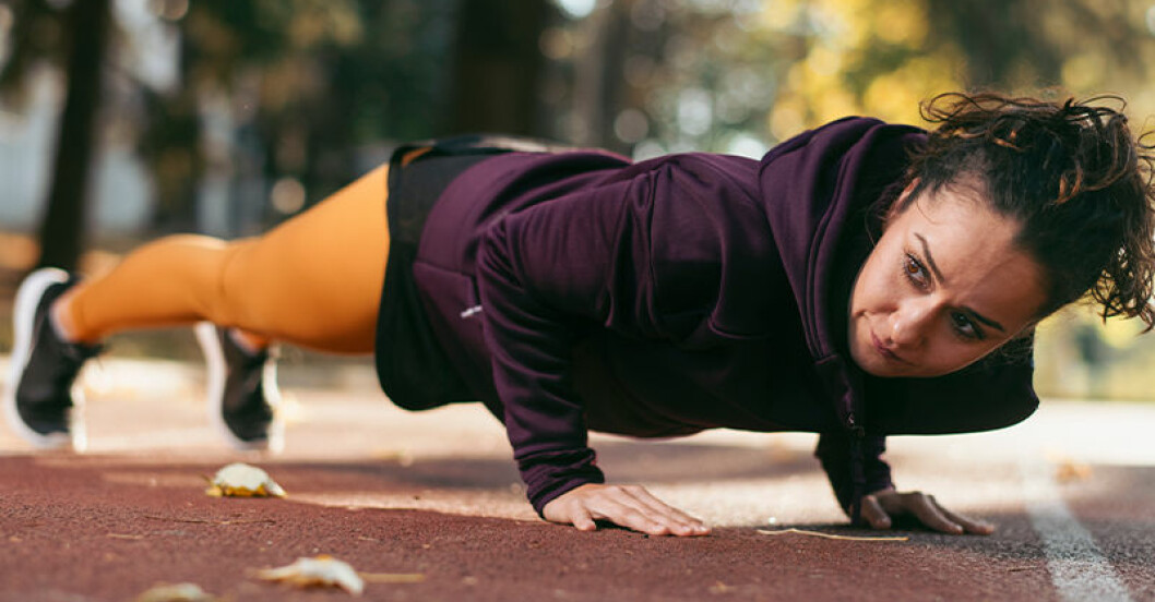 kvinna visar hur man gör korrekt burpee