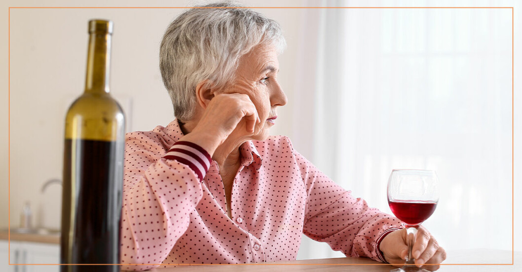 En kvinna som dricker vin ensam