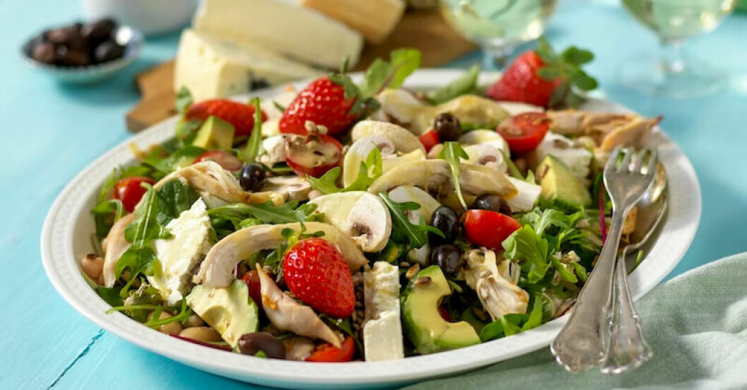 Kycklingsallad med jordgubbar och dijondressing