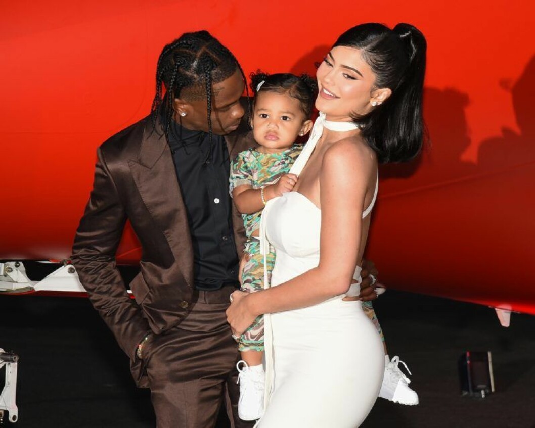 Kylie Jenner och Travis Scott tillsammans med dottern Stormi. Kylie Jenner tillsammans med sin dotter
