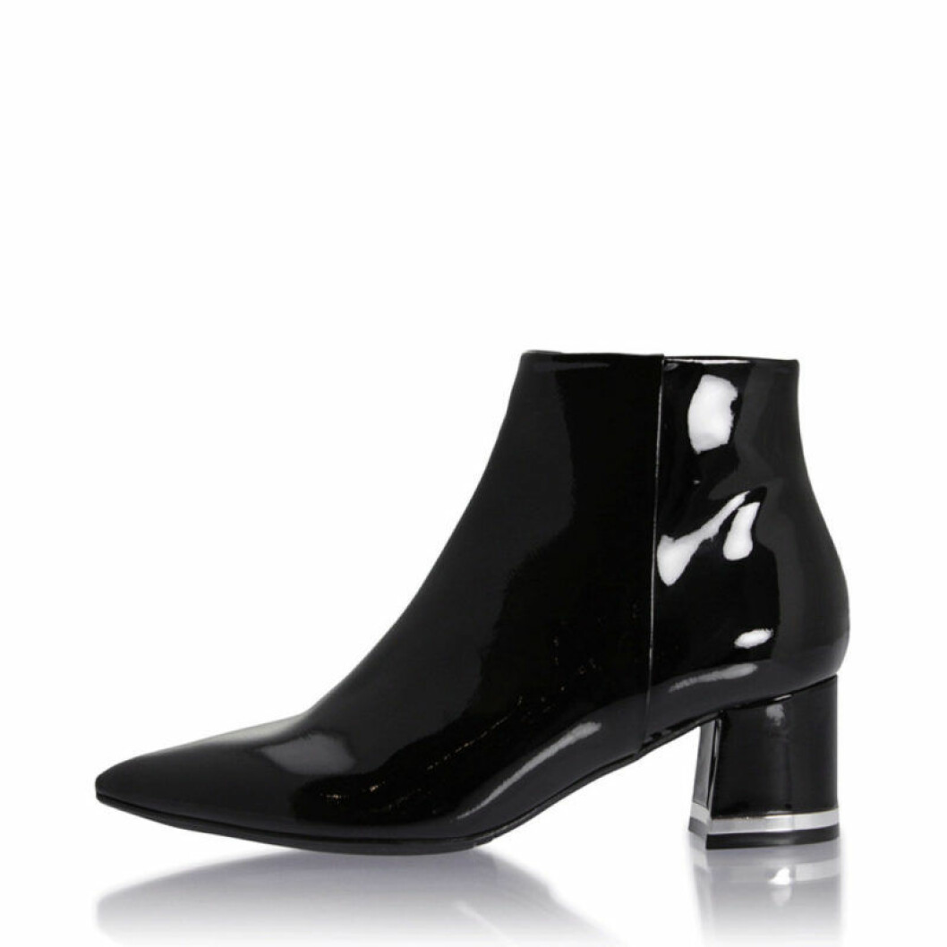Lackade boots med klack