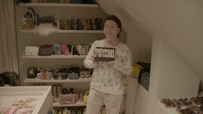 Camilla Läckberg i pyjamas i garderoben