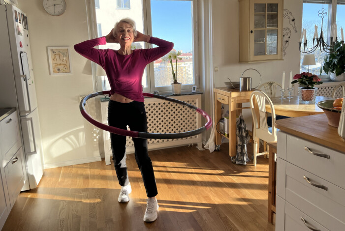Lady Silver är inte bara en fena på att hoppa hopprep. Hemma i köket rockar hon sin rockring – som det dessutom är lite tyngd i.<br class=""><span class=" italic" data-lab-italic_desktop="italic">Foto: Rosanna Berg.</span> Lady Silver rockar rockring hemma i sitt kök.
