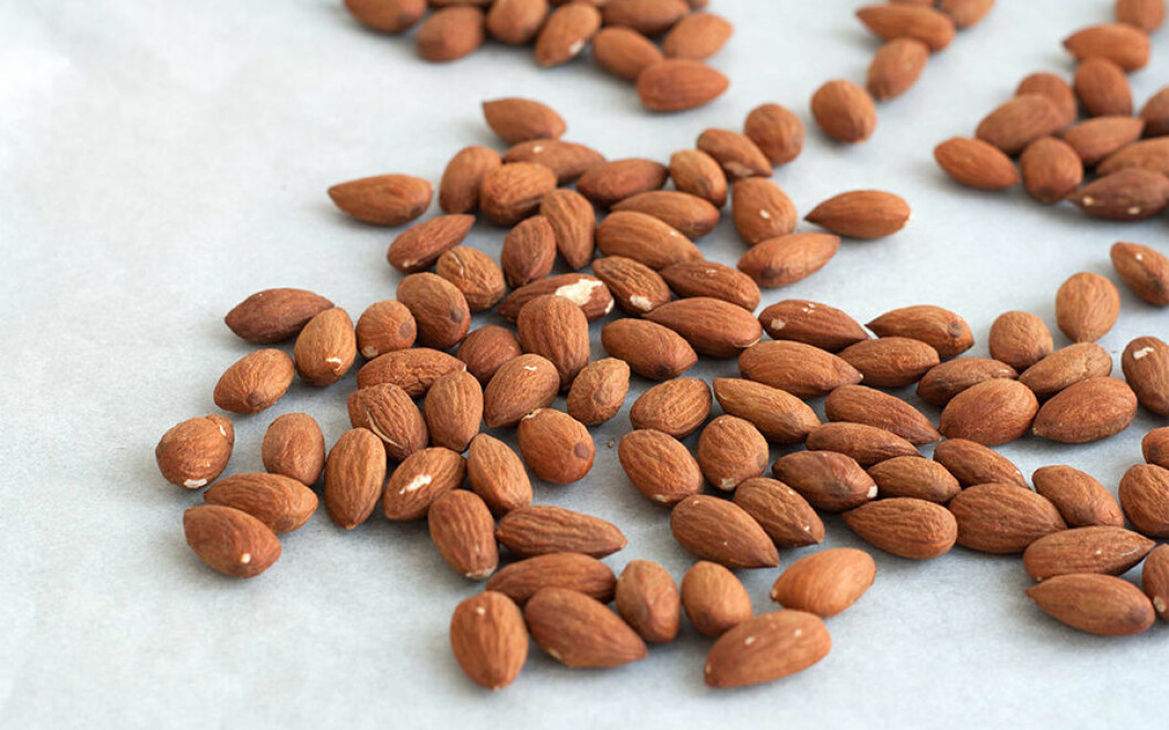 Via: <a href="http://nordicfoodliving.com/roasted-almonds-with-chocolate-and-liquorice/" target="_blank">Nordic Food Living</a> Via: Nordic Food Living