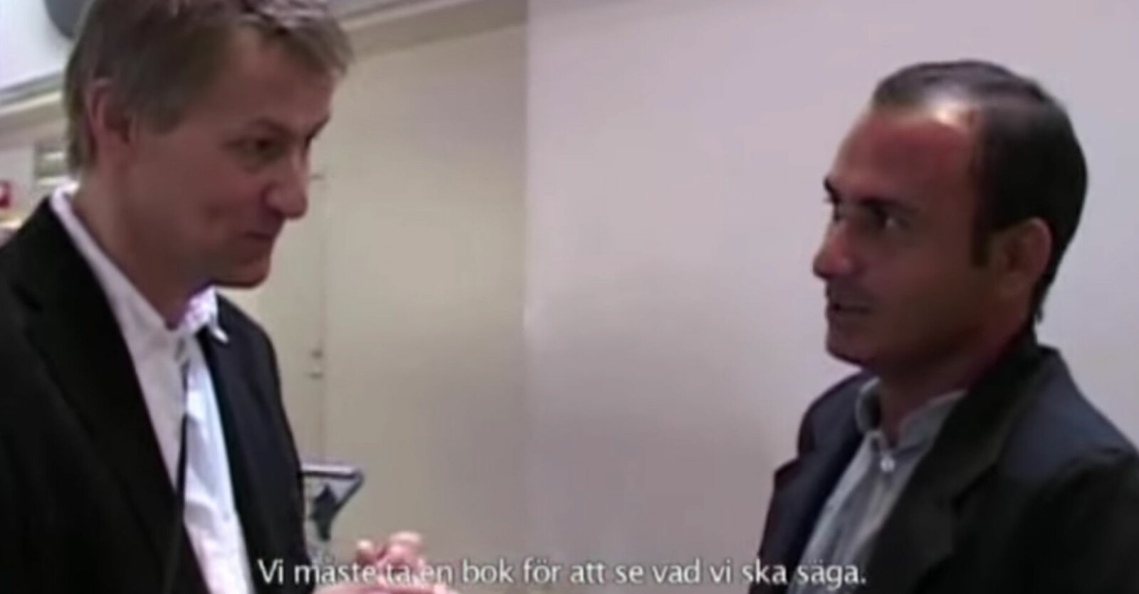 Ur dokumentärfilmen "För dig Naken": Lars Lerin och Junior träffas för första gången på Arlanda. lars lerin och junior träffas för första gången på Arlanda.