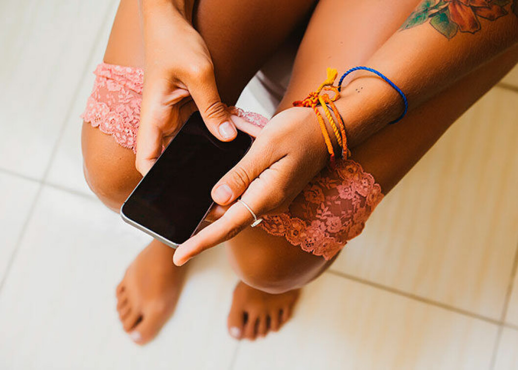 Det kvittar om du läser en bok, en tidning eller i mobilen – inget av detta är bra för dig eller dina tarmar, menar experterna.