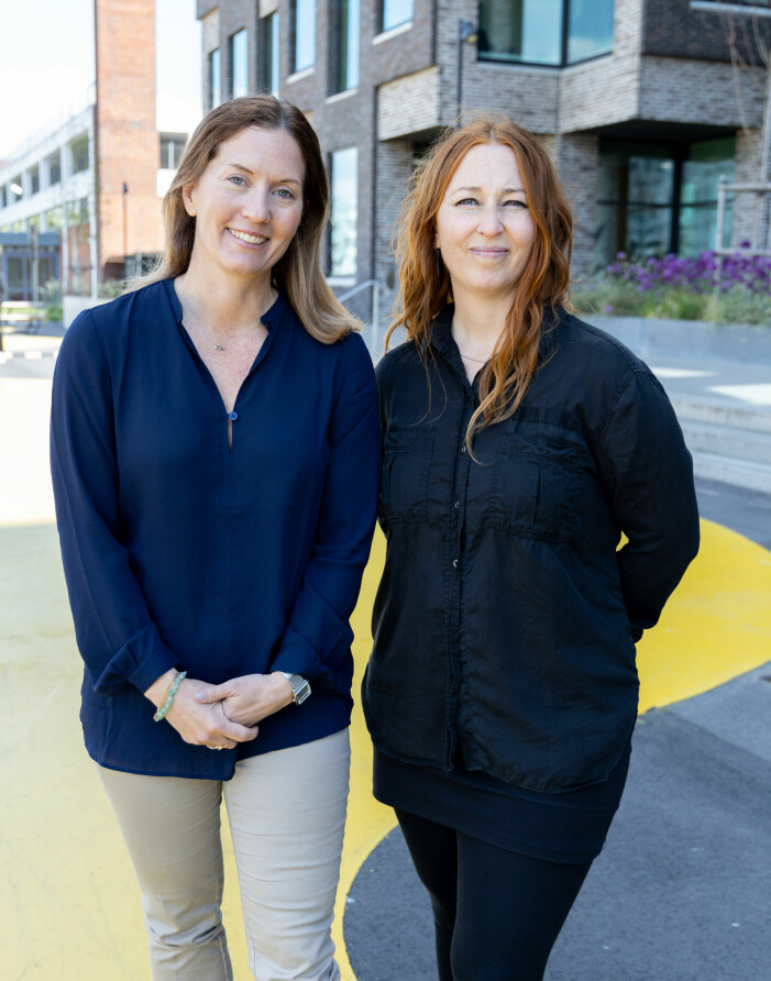 Helena och Elin hoppas att lyssnarna ska få med sig verktyg som de kan använda i sina egna liv efter att ha lyssnat på podden. Helena Kubicek Boye och Elin Samuelssn står bredvid varandra utomhus. I bakgrunden syns flera hus med tegelfasad.