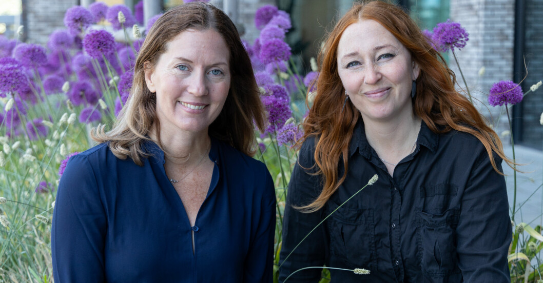 Helena Kubicek Boye och Elin Samuelsson dissekerar läsarberättelserna tillsammans i podden. Psykologen Helena Kubicek Boye och Elin Samuelsson sitter bredvid varandra och tittar in i kameran. I bakgrunden syns en tegelfasad och ståtliga lila blommor i en rabatt.