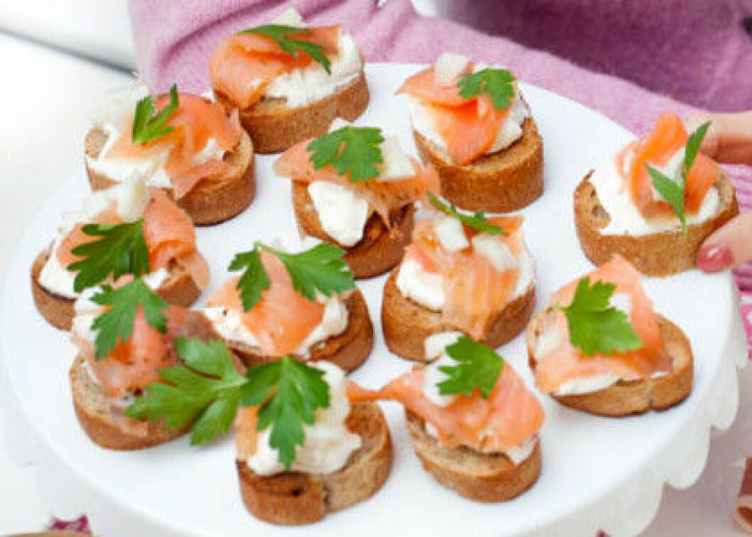 Recept på laxsnittar med färskoströra och picklad fänkål.